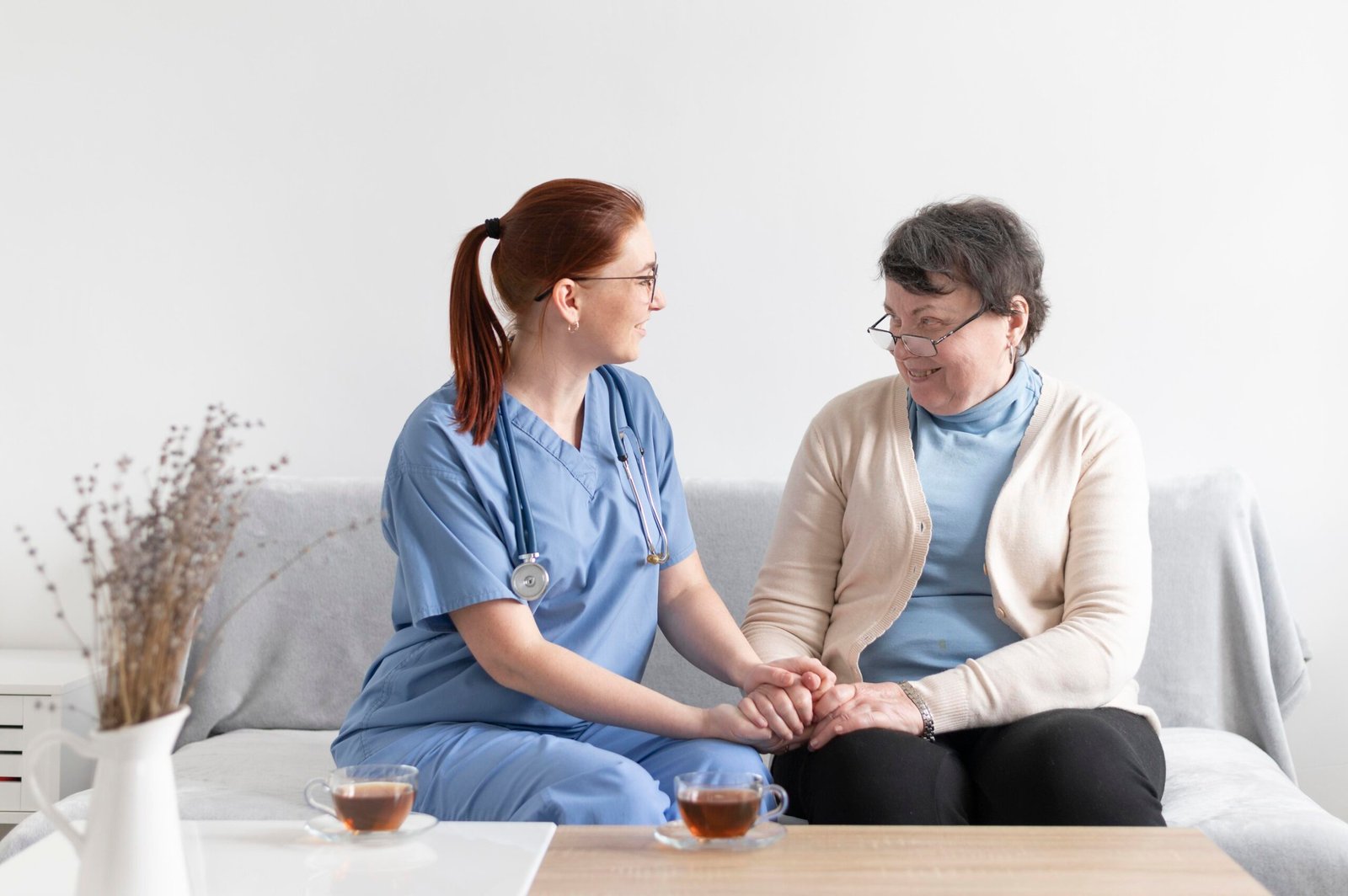 medium-shot-women-holding-hands