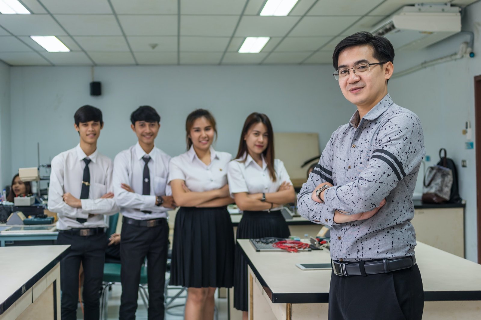 portrait-of-asian-teacher-and-college-students-in-the-laboratory-classroom-.jpg